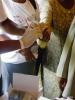 une femme réalise un test de dépistage du VIH/SIDA au Malawi