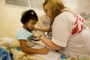 Une petite fille se fait soigner en Honduras par un médecin MSF