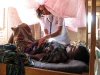 Een patiënt die lijdt aan slaapziekte fase 2, krijgt een behandeling. ©AZG/Claude Mahoudeau
