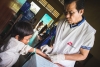 Een medewerker van AZG neemt een bloedstaal af bij een jongetje in een kliniek in Cambodja. ©Philippe Bosman/AZG