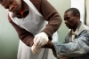 Un patient se fait prendre un échantillon de sang au centre de santé de Bvumbwe qui sera comparé à un échantillon de sang infecté © Giulio Donono/ Unitaid. Malawi, 2015.