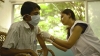 Een medewerkster van AZG helpt onderzoekt een patiënt in het AZG-ziekenhuis in Mumbai. ©Siddharth Singh/AZG