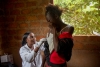 Een vrouw laat zich inenten tegen gele koorts tijdens een vaccinatiecampagne in Matadi in de Democratische Republiek Congo, in 2016. © AZG