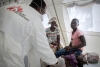 Un médecin MSF évalue la condition de santé d'un patient dans une clinique pédiatrique spécialisée VIH © Luca Sola. Mozambique, 2015.