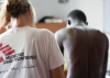 Een verpleger odnerzoekt een patiënt in het Pozallocentrum in Italië