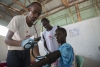 Une infirmière informe les travailleurs dans le camp de Pagak à propos de la Malaria et de sa prévention