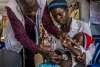 Un médecin MSF pratique un test de dépistage de la malaria sur un enfant 