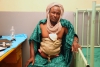 Mahamadou Agaïri, 40 ans, porte son bébé de deux jours selon la méthode « kangourou ». Sa femme récupère de l’intervention obstétricale qu’elle a subie pendant son accouchement à l’hôpital d’Asongo soutenu par MSF. © Seydou Camara, décembre 2017