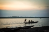 Un jeune garçon rame un canoë sur le Nil à Rom, dans le comté d'Akoka, dans l'État du Haut-Nil.